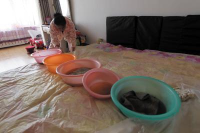虎林楼上漏水，住户失联，小区没物管，业主维权难！律师来支招……